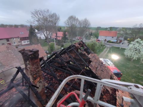 Nocny pożar domu jednorodzinnego w powiecie jaworskim. Dziewięć zastępów strażaków w akcji [ZDJĘCIA] - 1
