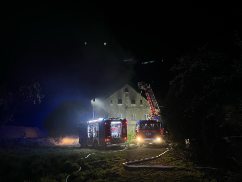 Nocny pożar domu jednorodzinnego w powiecie jaworskim. Dziewięć zastępów strażaków w akcji [ZDJĘCIA] - 2