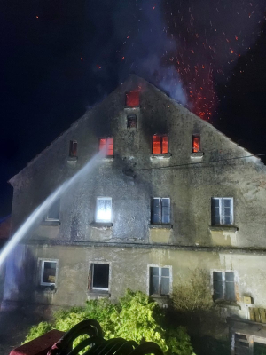Nocny pożar domu jednorodzinnego w powiecie jaworskim. Dziewięć zastępów strażaków w akcji [ZDJĘCIA] - 3