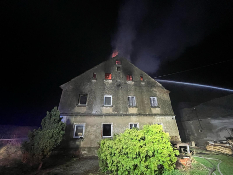 Nocny pożar domu jednorodzinnego w powiecie jaworskim. Dziewięć zastępów strażaków w akcji [ZDJĘCIA] - 4