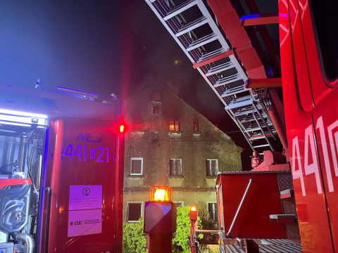 Nocny pożar domu jednorodzinnego w powiecie jaworskim. Dziewięć zastępów strażaków w akcji [ZDJĘCIA] - 6