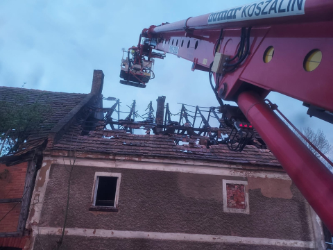 Nocny pożar domu jednorodzinnego w powiecie jaworskim. Dziewięć zastępów strażaków w akcji [ZDJĘCIA] - 7