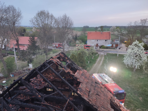 Nocny pożar domu jednorodzinnego w powiecie jaworskim. Dziewięć zastępów strażaków w akcji [ZDJĘCIA] - 8