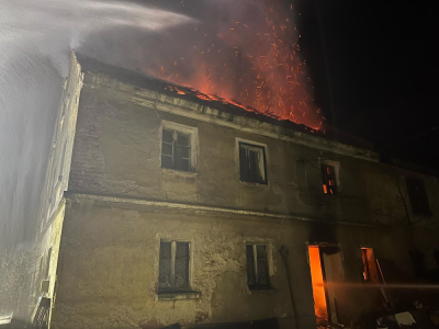 Nocny pożar domu jednorodzinnego w powiecie jaworskim. Dziewięć zastęp&oacute;w strażak&oacute;w w akcji [ZDJĘCIA]