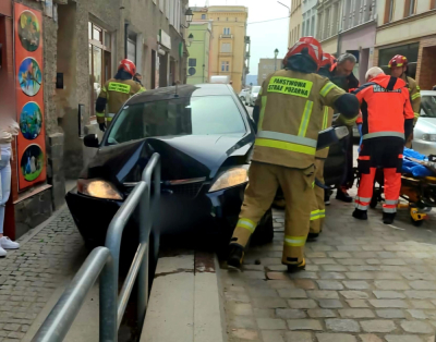 Samoch&oacute;d wjechał w barierki w centrum Ząbkowic Śląskich. Kierowca prawdopodobnie zasłabł