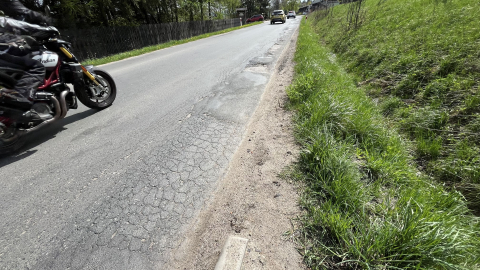 Kierowcy czekają na remont drogi przy zalewie Sosnówka. Kiedy ruszą prace? - 1