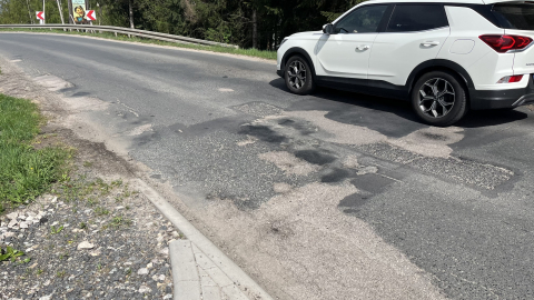 Kierowcy czekają na remont drogi przy zalewie Sosnówka. Kiedy ruszą prace? - 2