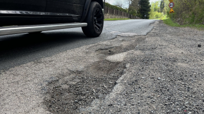 Kierowcy czekają na remont drogi przy zalewie Sosn&oacute;wka. Kiedy ruszą prace?