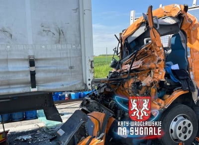 Poważny wypadek na AOW. Doszczętnie zmiażdżona kabina kierowcy. Śmigłowiec ratowniczy w akcji [ZDJĘCIA]