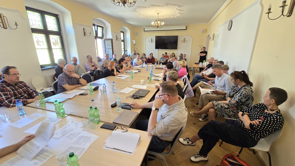 Radni obawiają się zablokowania budowy zbiorników retencyjnych. Aktywiści piszą protesty do Banku Światowego - Mieszkańcy Ziemi Kłodzkiej debatują o tym, jak ma wyglądać system ochrony regionu przed kolejnymi powodziami. Fot: Jarosław Wrona / Radio Wrocław