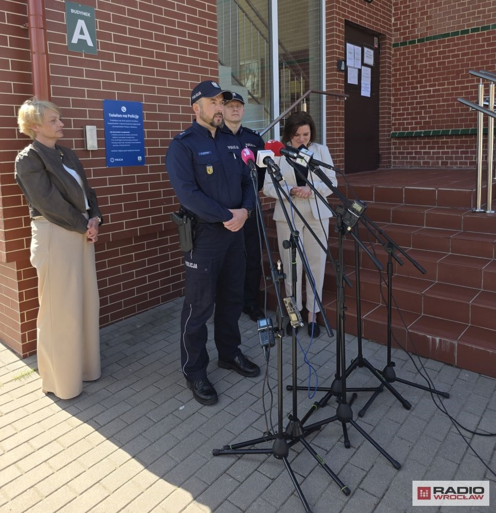 Policjanci z Głuszycy zainstalowali "domofon" dla mieszkańców Jedliny-Zdroju. Jak funkcjonuje taki system? – Mieszkańcy Jedliny-Zdroju będą mogli połączyć się z policją za pomocą...domofonu. Fot: Bartosz Szarafin/ Radio Wrocław