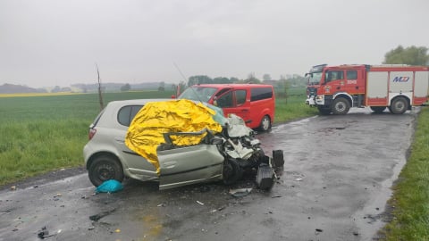 Śmiertelny wypadek koło Legnicy. Czołowe zderzenie osobówki z busem przewożącym niepełnosprawne dzieci [ZDJĘCIA] - 0
