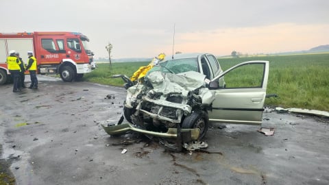 Śmiertelny wypadek koło Legnicy. Czołowe zderzenie osobówki z busem przewożącym niepełnosprawne dzieci [ZDJĘCIA] - 1