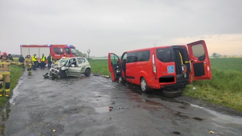 Śmiertelny wypadek koło Legnicy. Czołowe zderzenie osobówki z busem przewożącym niepełnosprawne dzieci [ZDJĘCIA] - 2