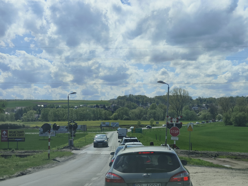 Szyny zdemontowano, znak STOP nadal obowiązuje kierowców. Drogowy absurd w Złotoryi? - Kierowcy sugerują, by w miejscu nieczynnych przejazdów kolejowych, zastosować inne rozwiązanie. Fot: Karolina Bieniek/ Radio Wrocław