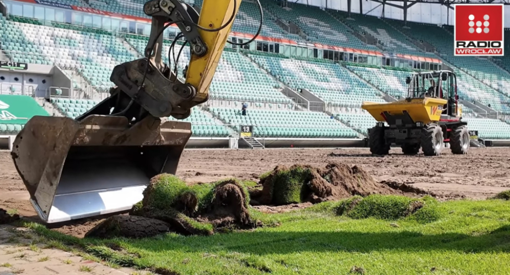 Wymiana murawy na wrocławskim stadionie przed finałem Ligi Konferencji. Kwota inwestycji zwala z nóg! [FILM] - Tak wygląda proces wymiany murawy na wrocławskim stadionie. Fot: Radio Wrocław