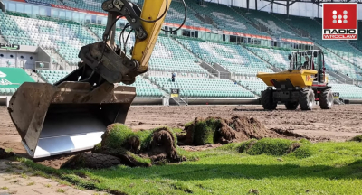 Wymiana murawy na wrocławskim stadionie przed finałem Ligi Konferencji. Kwota inwestycji zwala z n&oacute;g! [FILM]