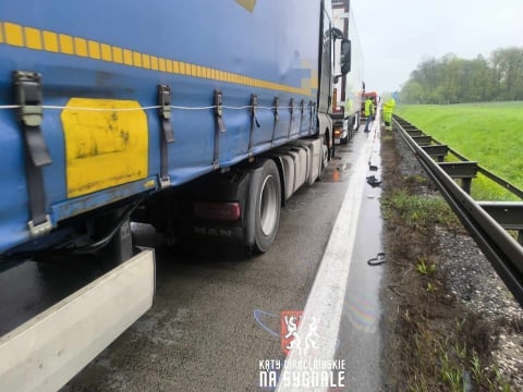 10-kilometrowy korek na autostradzie A4. Zderzyły się dwie ciężarówki [ZDJĘCIA] - 1