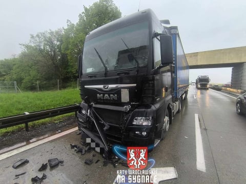 10-kilometrowy korek na autostradzie A4. Zderzyły się dwie ciężarówki [ZDJĘCIA] - 5