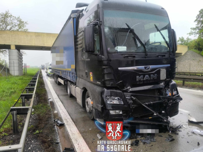 10-kilometrowy korek na autostradzie A4. W okolicy Kąt&oacute;w Wrocławskich zderzyły się dwie ciężar&oacute;wki [ZDJĘCIA]