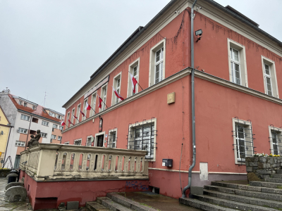 Nie będzie konsultacji społecznych dotyczących sprzedaży ratusza w Sob&oacute;tce. Powodem pytania w ankiecie