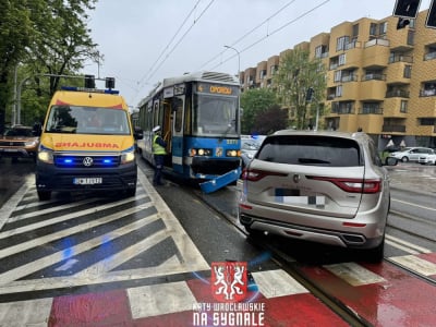Zderzenie tramwaju z samochodem we Wrocławiu. Samoch&oacute;d osobowy nie ustąpił pierwszeństwa