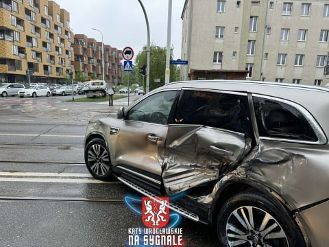 Zderzenie tramwaju z samochodem we Wrocławiu. Osobówka nie ustąpiła pierwszeństwa [ZDJĘCIA] - 0