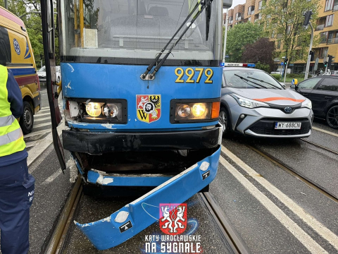 Zderzenie tramwaju z samochodem we Wrocławiu. Osobówka nie ustąpiła pierwszeństwa [ZDJĘCIA] - 1