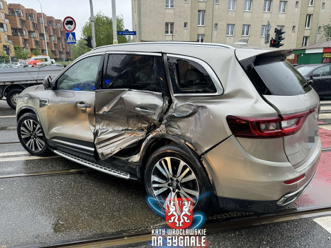 Zderzenie tramwaju z samochodem we Wrocławiu. Osobówka nie ustąpiła pierwszeństwa [ZDJĘCIA] - 2
