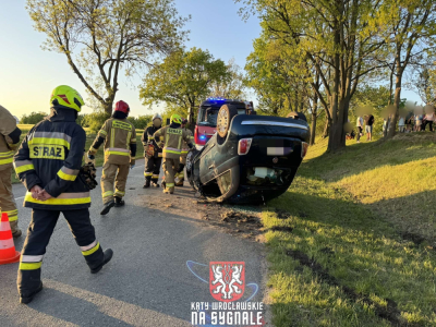Samoch&oacute;d dachował na prostej drodze. Groźne zdarzenie pod Wrocławiem