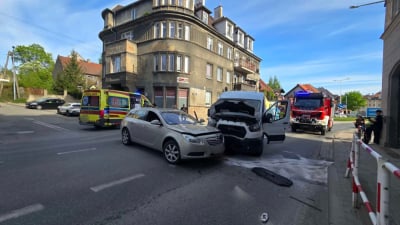 Wypadek w centrum Kłodzka. Kurier zderzył się z samochodem osobowym, jedna osoba ranna