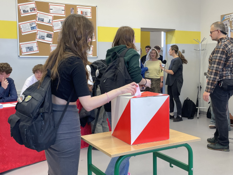 Szkoła niczym komisja wyborcza. Kto wygrał prawybory prezydenckie we wrocławskim liceum? - 1