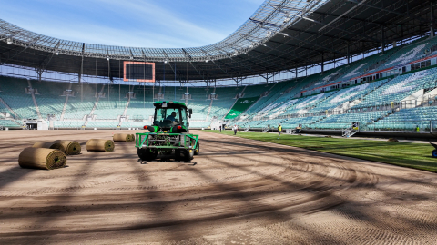Dobiega końca wymiana murawy na wrocławskim stadionie. To najdroższa z prac przed finałem Ligi Konferencji [WIDEO] - 0