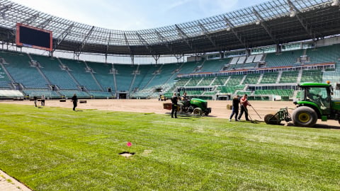 Dobiega końca wymiana murawy na wrocławskim stadionie. To najdroższa z prac przed finałem Ligi Konferencji [WIDEO] - 3