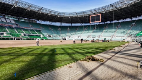 Dobiega końca wymiana murawy na wrocławskim stadionie. To najdroższa z prac przed finałem Ligi Konferencji [WIDEO] - 4