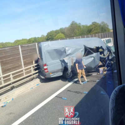 Duże utrudnienia na drogach. Wypadek i długi korek na S8 koło Oleśnicy [ZDJĘCIA] - 0