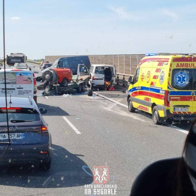 Duże utrudnienia na drogach. Wypadek i długi korek na S8 koło Oleśnicy [ZDJĘCIA] - 1