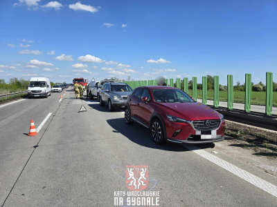 Zderzenie 4 samochodów na A4, jeden pojazd zaczął się palić. "To nie autostrada, to tor przeszkód" - 1