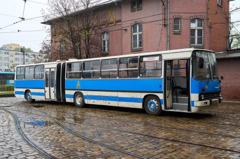 Poczuj się jak pasażer sprzed 100 lat. Zabytkowe tramwaje i autobusy wyjechały na ulice Wrocławia - 2