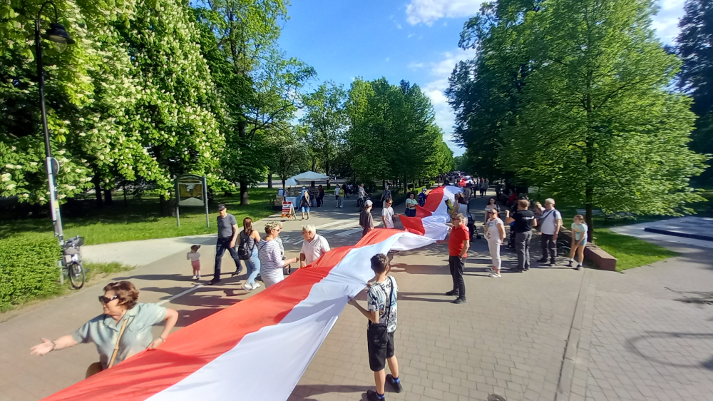 Ta flaga ma ponad pół kilometra! W Legnicy co roku powiększają biało-czerwoną – Legnicka flaga Polski ma ponad pół kilometra. Fot. Andrzej Andrzejewski