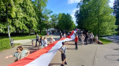 Ta flaga ma ponad p&oacute;ł kilometra! W Legnicy co roku powiększają biało-czerwoną