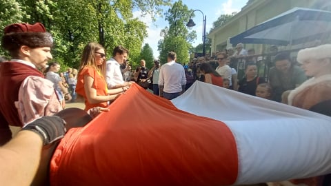 Ta flaga ma ponad pół kilometra! W Legnicy co roku powiększają biało-czerwoną - 0