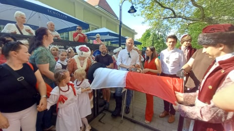 Ta flaga ma ponad pół kilometra! W Legnicy co roku powiększają biało-czerwoną - 2