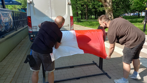 Ta flaga ma ponad pół kilometra! W Legnicy co roku powiększają biało-czerwoną - 3