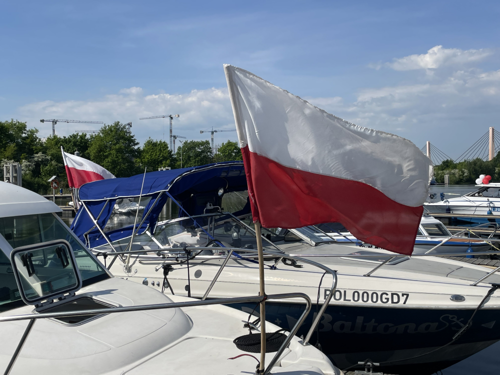 Święto Flagi we Wrocławiu. Politycy rozdają flagi, kapitanowie organizują rejs – Święto Flagi we Wrocławiu. Fot. Dawid Dettlaff