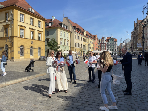 Święto Flagi we Wrocławiu. Politycy rozdają flagi, kapitanowie organizują rejs - 1
