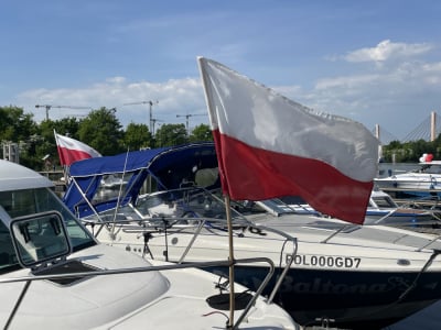 Święto Flagi we Wrocławiu. Politycy rozdają flagi, kapitanowie organizują rejs