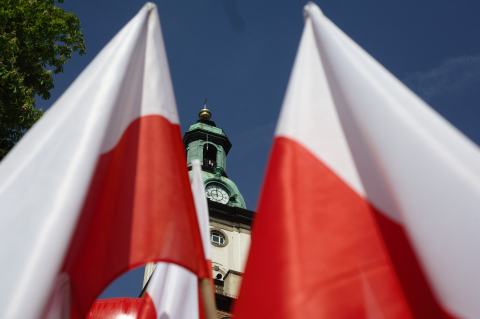 Jelenia Góra jest biało-czerwona. Mieszkańcy na Rynku wspólnie świętują Dzień Flagi [ZDJĘCIA] - 0