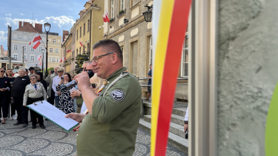Jelenia Góra jest biało-czerwona. Mieszkańcy na Rynku wspólnie świętują Dzień Flagi [ZDJĘCIA] - 7