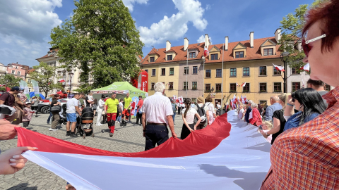 Jelenia Góra jest biało-czerwona. Mieszkańcy na Rynku wspólnie świętują Dzień Flagi [ZDJĘCIA] - 1
